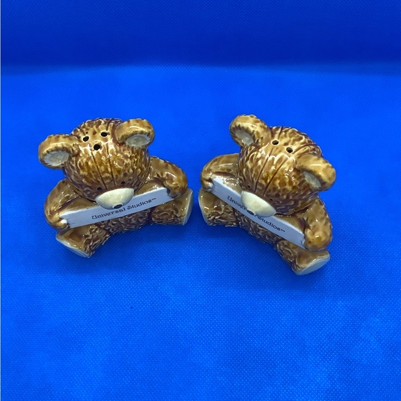 Universal Studios Bear Salt & Pepper Shakers - Picture 2 of 7